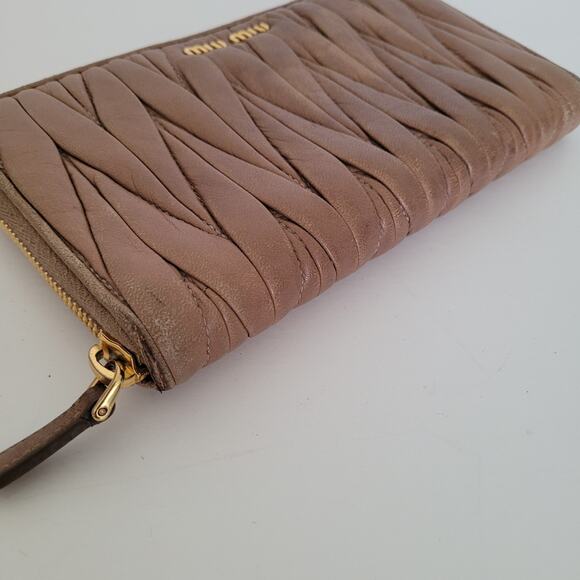 Miu Miu Wallet Matelasse Beige Large Accordion Card Holder Logo Leather Zip - Picture 10 of 10